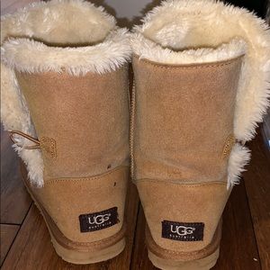 Ugg boots with same cute button but missing one